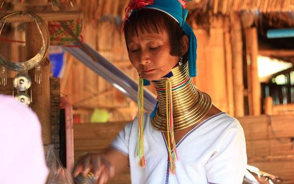 Tập tục “cổ dài” cũng được xem là nguyên nhân giúp phụ nữ Kayan thoát khỏi sự dòm ngó của những kẻ săn nô lệ và buôn phụ nữ.