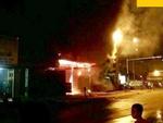 Hà Nội: Cháy lớn trên đường Tam Trinh, huy động hơn 30 chiến sĩ và 10 xe chữa cháy dập lửa