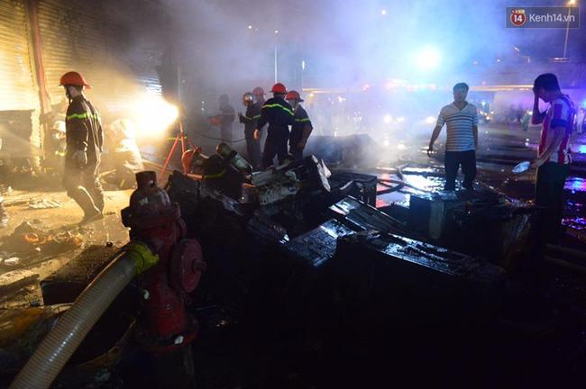 Hà Nội: Cháy lớn trên đường Tam Trinh, huy động hơn 30 chiến sĩ và 10 xe chữa cháy dập lửa - Ảnh 1.