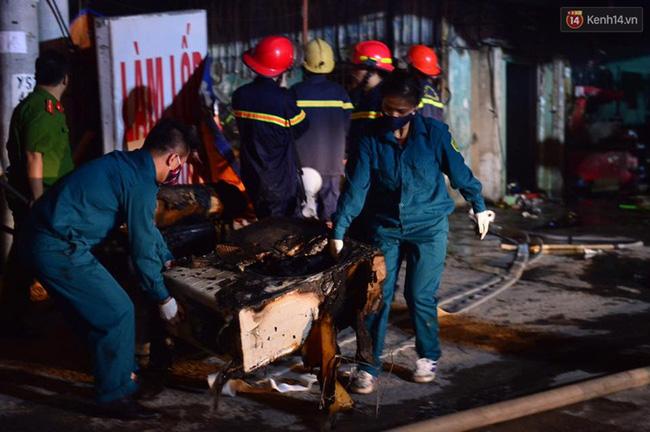Hà Nội: Cháy lớn trên đường Tam Trinh, huy động hơn 30 chiến sĩ và 10 xe chữa cháy dập lửa - Ảnh 6.