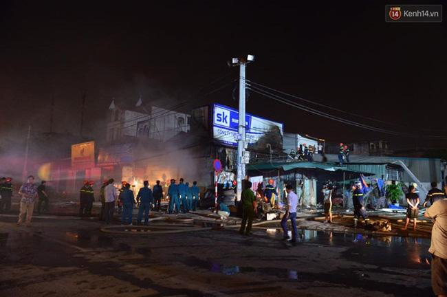 Hà Nội: Cháy lớn trên đường Tam Trinh, huy động hơn 30 chiến sĩ và 10 xe chữa cháy dập lửa - Ảnh 7.