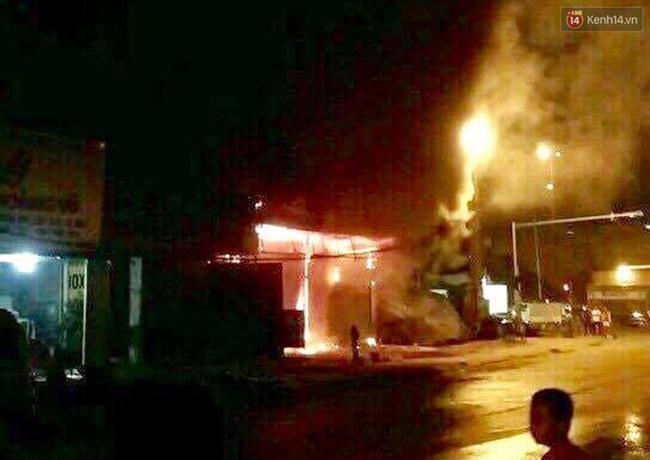 Hà Nội: Cháy lớn trên đường Tam Trinh, huy động hơn 30 chiến sĩ và 10 xe chữa cháy dập lửa - Ảnh 2.