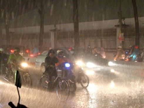 Một học sinh thiệt mạng trong cơn mưa như trút nước ở Sài Gòn