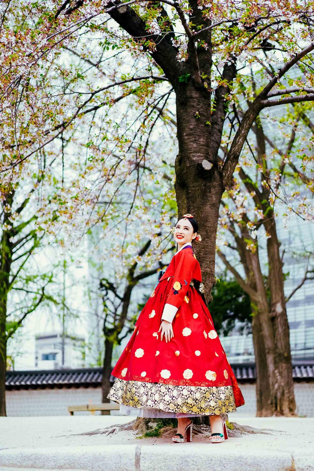 Buổi chiều, nữ diễn viên tới Gyeongbokgung, mặc bộ hanbok truyền thống của Hàn Quốc. Cô cho rằng đây là một trong những địa điểm 