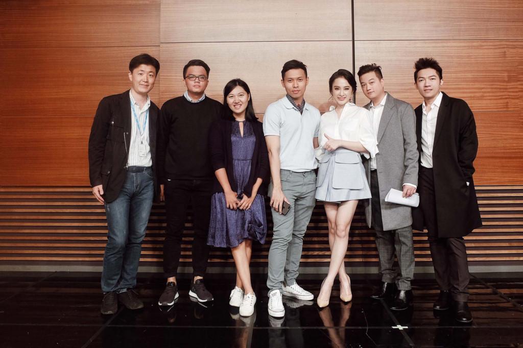 Sáng ngày thứ 3 tại Seoul, Trinh cùng hai đạo diễn Bảo Nhân và Nam Cito có lịch gặp đạo diễn và nhà sản xuất của bộ phim 