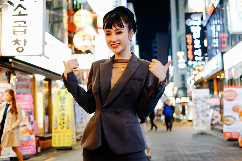 Tối hôm đó, cô cùng mọi người dành thời gian đi mua sắm, dạo các con phố của Myeongdong, tranh thủ mua thêm nhiều mặt nạ, mỹ phẩm về cho bạn bè, người thân. Họ mua sắm tới nửa đêm và chạy vội lên chuyến tàu điện ngầm cuối cùng trong ngày.