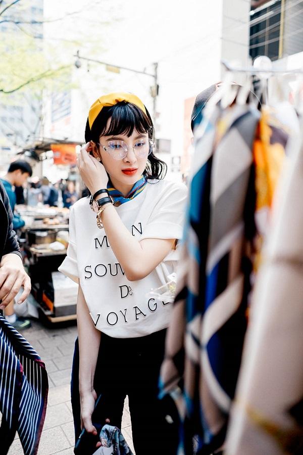 Cô ở tại một khách sạn nằm ngay tại trung tâm mua sắm sầm uất Myeongdong. Đây là con đường mỹ phẩm, thời trang, thức ăn đường phố nổi tiếng, thích hợp để mua quà tặng gia đình và bạn bè. Đây cũng là nơi các tín đồ thời trang hội ngộ mỗi năm 2 lần khi diễn ra Seoul Fashion Week. Theo gợi ý của cô, mọi người nếu tới đây hãy ăn kem hoa hồng, uống nước lựu, gà nướng, tokbokki…