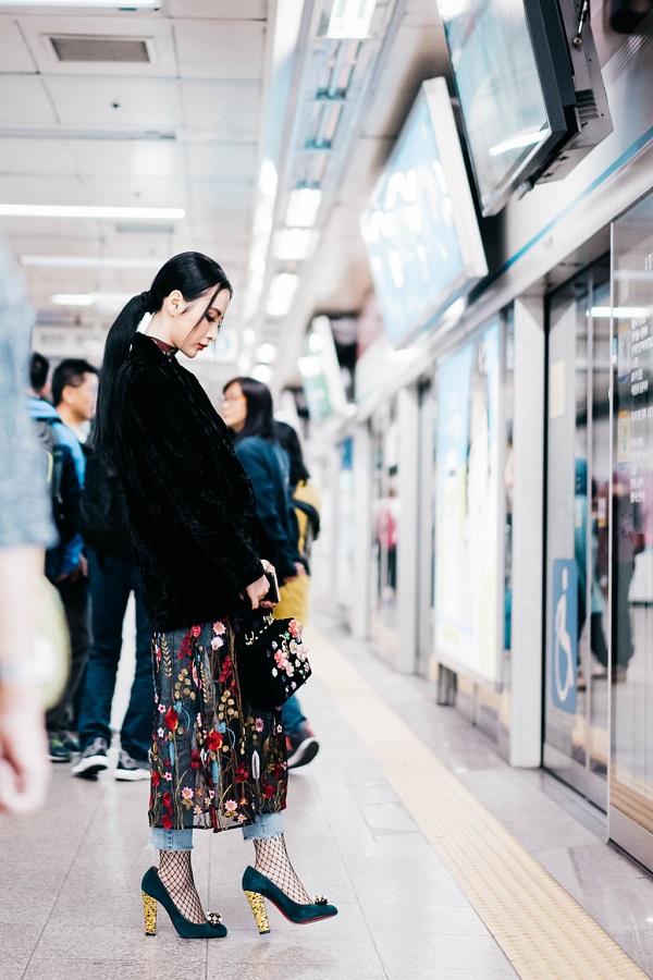 Điểm thú vị trong chuyến đi lần này là cô di chuyển toàn bộ bằng tàu điện ngầm. Angela Phương Trinh hòa vào dòng người tấp nập cư dân Seoul và hiểu hơn về văn hoá hàng ngày của mọi người ở thành phố này. Sau buổi chụp ảnh tại Dongdaemun, Trinh cùng ê-kíp đi ăn món bạch tuộc sống, được bán phá phổ biến trong các nhà hàng thịt nướng tại Hàn Quốc. Cô chỉ ăn được xúc tua bạch tuộc và cho rằng món này không quá ngon.