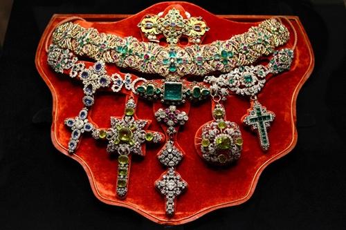 Vòng của thánh, làm từ vàng, bạc và đá quý, do Michele Dato chế tác năm 1679 và cũng nằm trong kho báu của thánh Januarius.