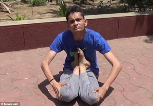 chang trai "cao su" co the xoay dau nguoc 180 do nhu ma trong phim kinh di - 2