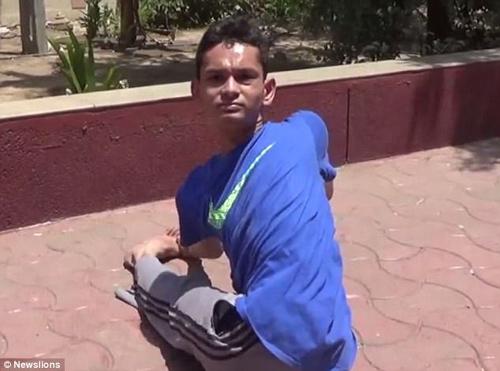 chang trai "cao su" co the xoay dau nguoc 180 do nhu ma trong phim kinh di - 1