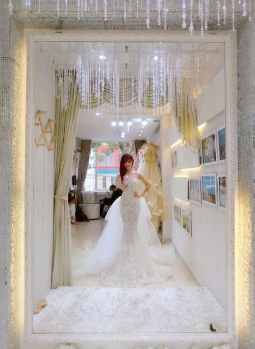 Để hợp với đám cưới siêu motor, Khởi My chọn chiếc váy giản dị thay vì mặc soire lộng lẫy-10