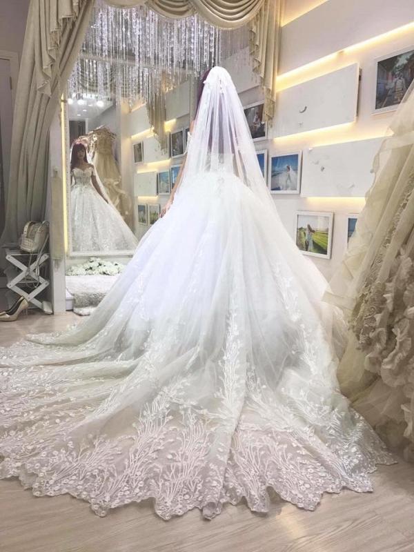 Để hợp với đám cưới siêu motor, Khởi My chọn chiếc váy giản dị thay vì mặc soire lộng lẫy-11