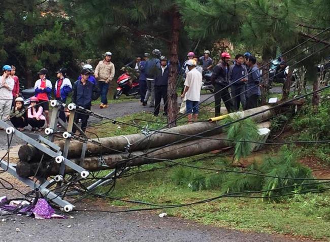 Lốc xoáy quật trụ điện ngã đè 2 mẹ con cô giáo tử vong - Ảnh 1.