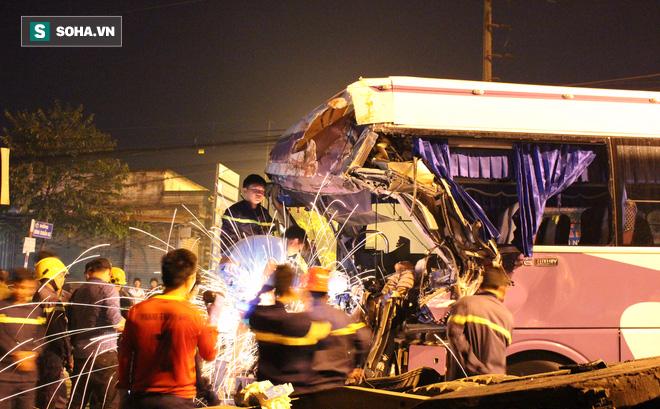 Dùng máy cắt phá đầu xe, đưa thi thể tài xế kẹt trong cabin ra ngoài