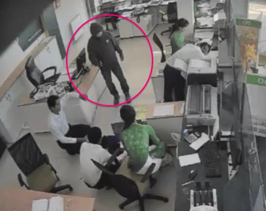 Đã bắt giữ nghi can cướp hơn 2,5 tỷ tại ngân hàng Vietcombank ở Trà Vinh - Ảnh 1.