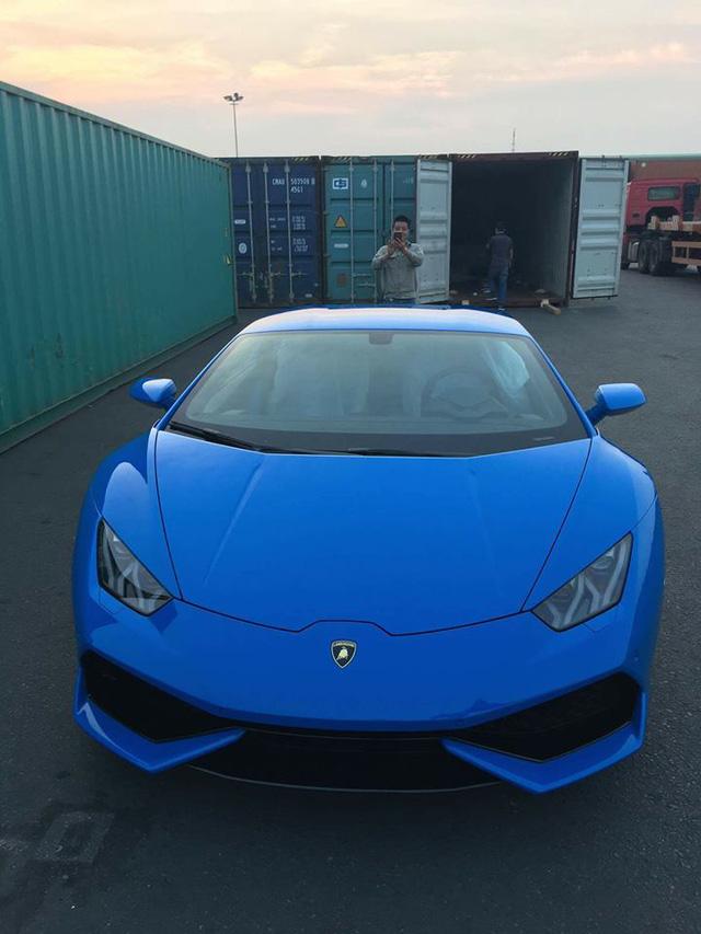 Lamborghini Huracan màu xanh Lemans độc nhất cập bến Việt Nam - Ảnh 1.