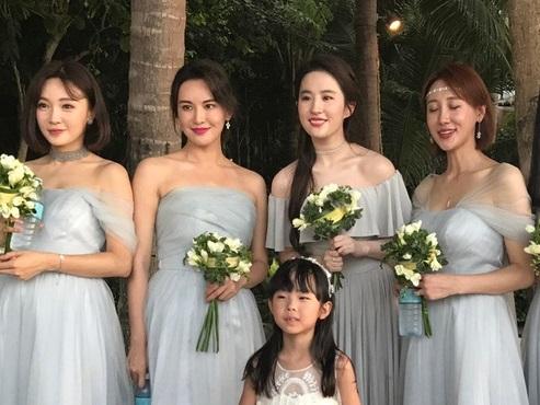 Mặc tin đồn bầu bí, Lưu Diệc Phi vẫn đẹp xuất sắc khi làm phù dâu cho đám cưới bạn