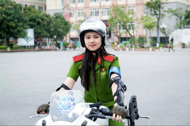 Nu sinh canh sat xinh dep gioi vo thuat, dam me xe phan khoi lon hinh anh 1