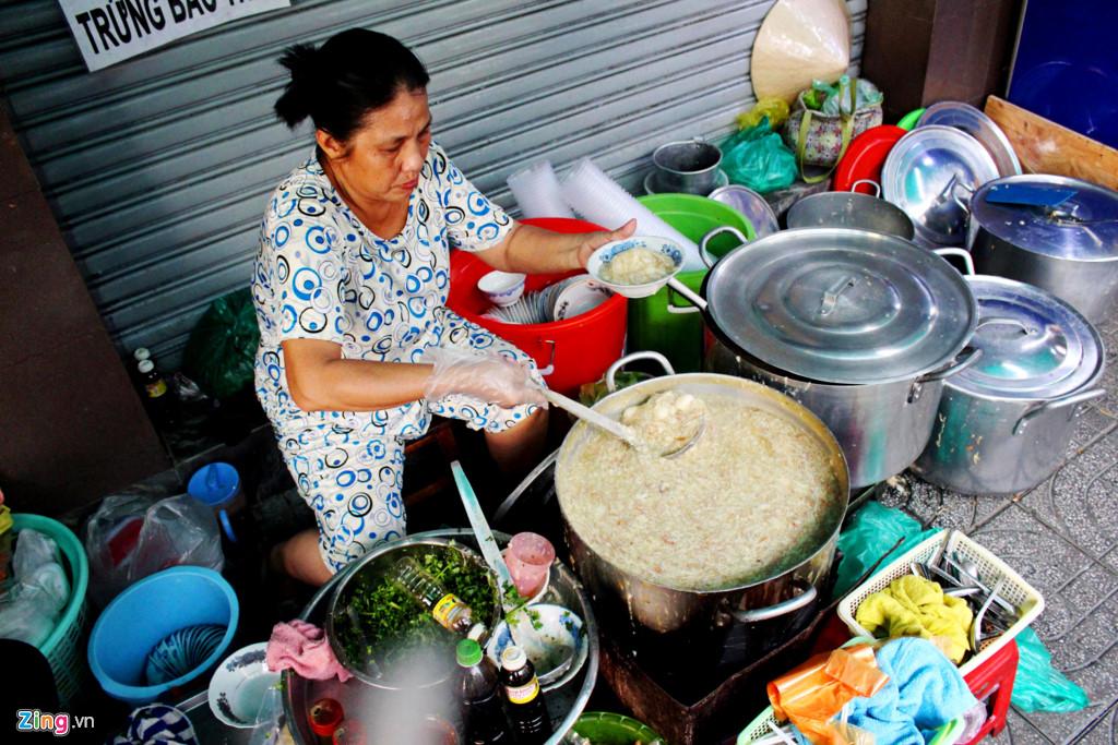 Súp cua chợ Thiếc, súp cua ăn bằng tô là tên gọi của một gánh bán món ăn này trên đường Phó Cơ Điều, quận 11 - đối diện với cổng chợ Thiếc. Quán bán từ 11-18h. Mỗi ngày, quán bán hết khoảng 3-5 nồi súp như trong hình.