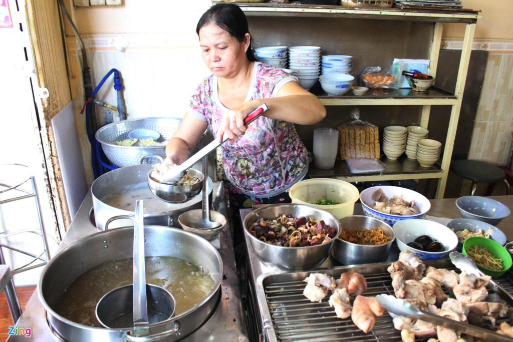 háo mực Phó Đức Chính (quận 1) có thâm niên hơn 22 năm. Ban đầu, quán chỉ bán từ 17h hàng ngày. Theo nhu cầu của thực khách, hiện thời gian bán mở rộng từ 6h30-20h.