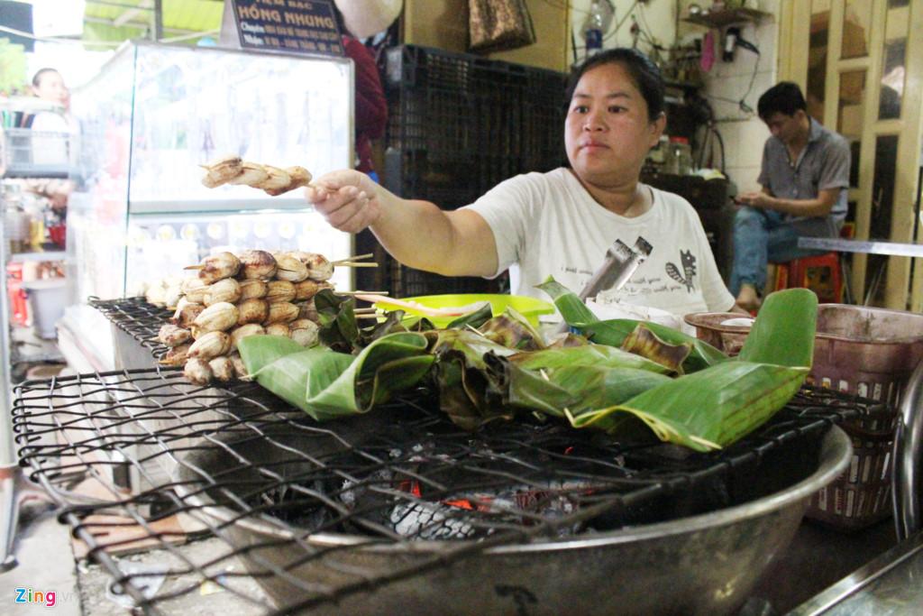 Thực đơn của quầy chè khoảng 10 món gồm chè hột me, chè bánh trứng, chè mít... Đáng chú ý nhất là món chè bí đỏ chưng. Bí đỏ để nguyên trái, khoét ruột, cho hỗn hợp bột, sữa, trứng, đường vào hấp chín. Khi có khách gọi món, ngưới bán cắt miếng chè hình tam giác (cả vỏ lẫn ruột). Món này ăn kèm nước cốt dừa và đá (lạnh) viên.