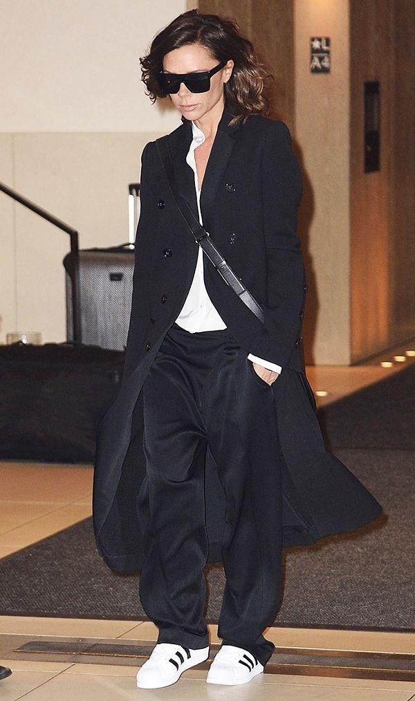 Cô nàng tuổi 30 diện sneaker thế nào mới đúng chất