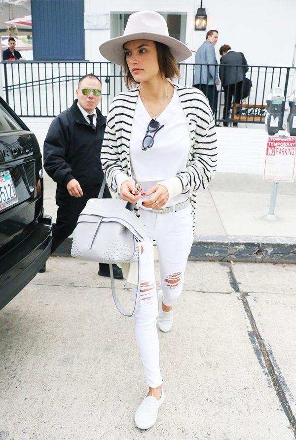 Cô nàng tuổi 30 diện sneaker thế nào mới đúng chất