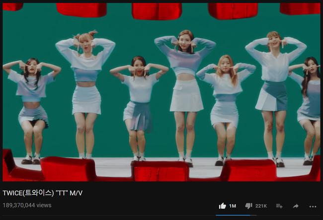 TWICE chính thức hạ bệ SNSD, trở thành girlgroup Kpop có MV hot nhất lịch sử YouTube - Ảnh 4.
