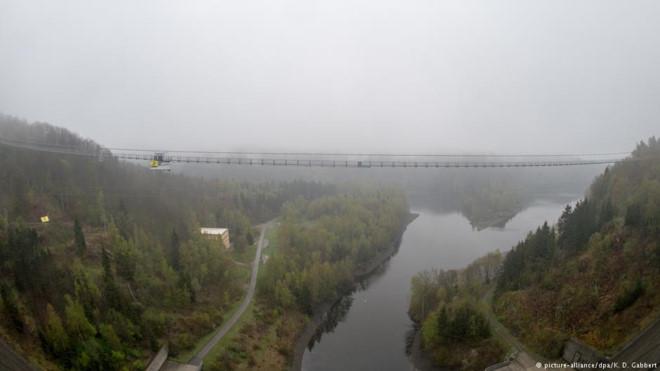 Khanh thanh cau treo bo hanh dai nhat the gioi hinh anh 1