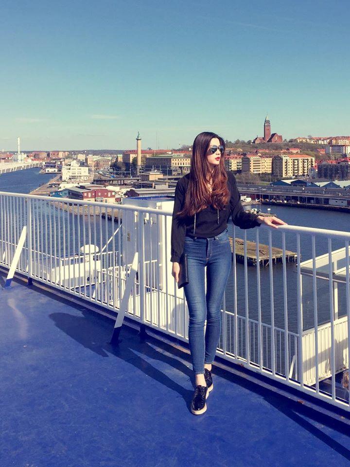 Co gai xinh dep duoc cho la nguoi yeu bi mat cua Trinh Thang Binh hinh anh 9