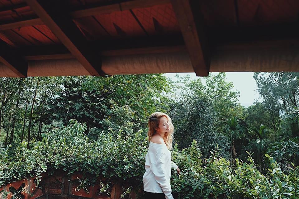 Tựa mình ngắm cảnh giữa ban công ngập nắng và những bức tường dây leo xanh rì – Ảnh: sưu tầm