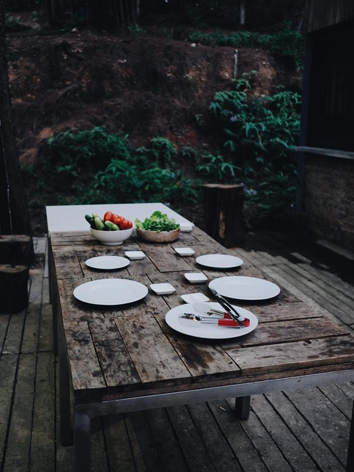 Sân vườn thoáng đãng, thích hợp cho các bữa ăn ngoài trời – Ảnh: sưu tầm