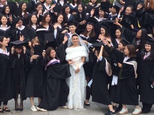 Hài hước anh chàng bị 'ép' mặc váy cưới chụp ảnh kỉ yếu