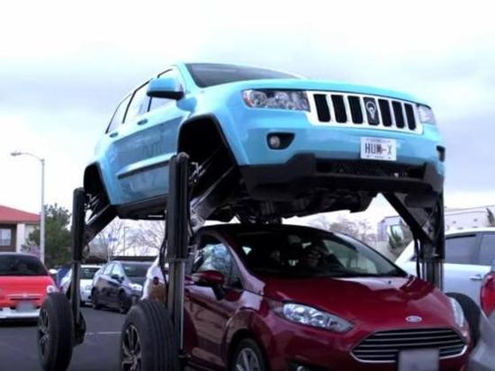 Xe hơi tự nâng cao bánh 3 m để chống tắc đường