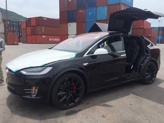 SUV tăng tốc nhanh nhất thế giới - Tesla Model X