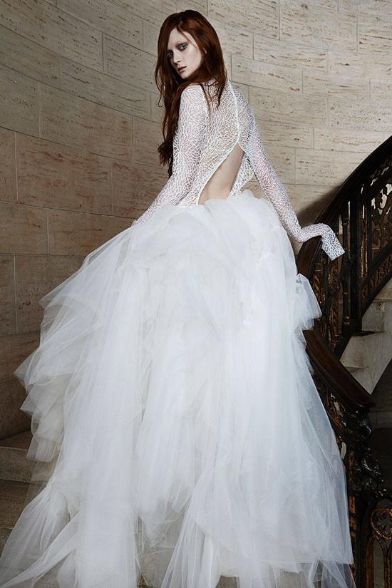 Phần khoét tinh tế ở lưng váy giúp cho cô dâu trở nên xinh đẹp, gợi cảm hơn rất nhiều.