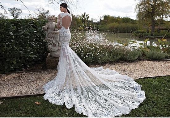 Thiết kế xuyên thấu và ôm sát giúp cô dâu khoe trọn vẹn vẻ đẹp gợi cảm của người mặc.