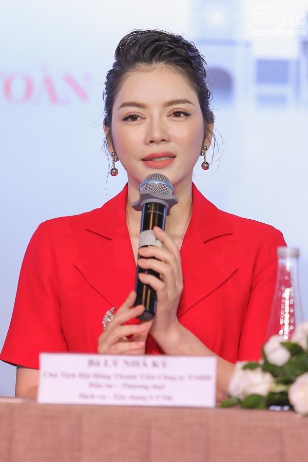 Lý Nhã Kỳ mang hình ảnh Việt Nam treo ở vị trí trang trọng - nơi diễn ra LHP Cannes.