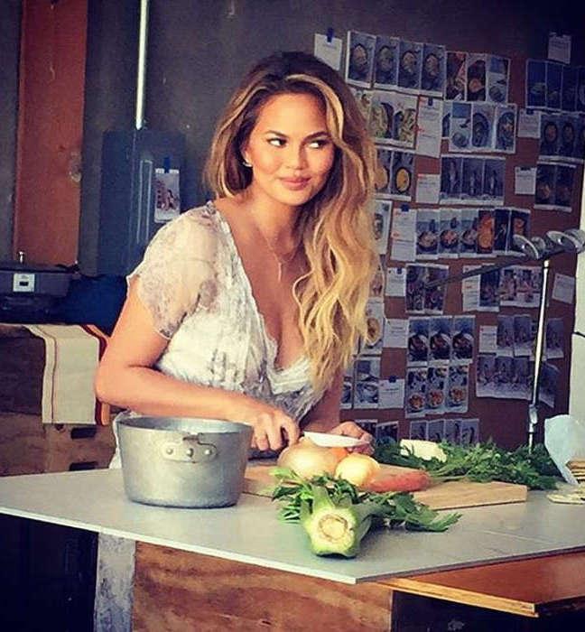 Cách giữ dáng không cần phải kiêng khem khắt khe của siêu mẫu Chrissy Teigen sẽ khiến bạn bất ngờ - Ảnh 3.