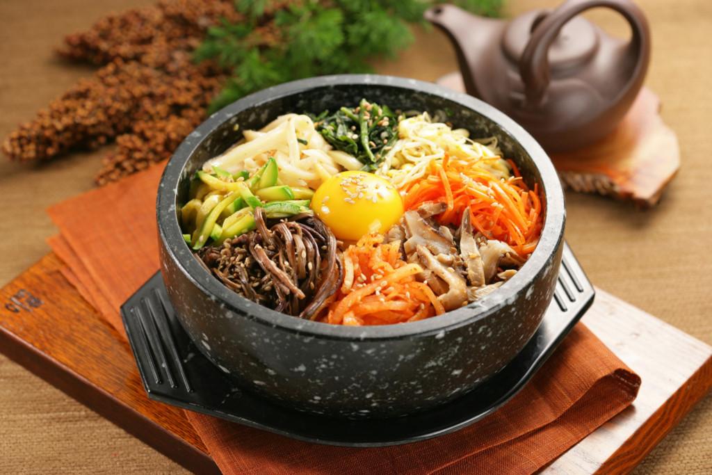 15. Ăn bibimbap ở Jeonju: Cơm trộn bibimbap thuộc danh sách những món ăn nổi bật đến từ xứ sở kim chi, kết hợp giữa rau, trứng rán, và sốt cay gochungjang. Bạn có thể dễ dàng tìm thấy một quán bán bibimbap ở mọi nơi ở Hàn Quốc. Thậm chí ở quê hương của món ăn, Jeonju, người ta còn tổ chức lễ hội bibimbap. Ảnh: Soulofkorea.