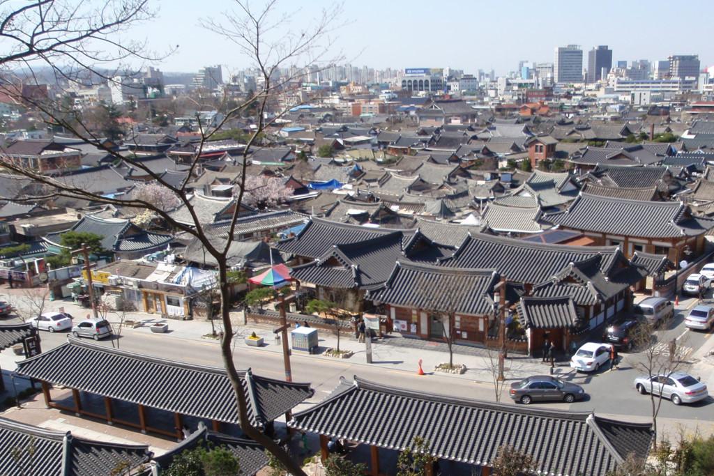 19. Làng Hanok (Jeonju): Hãy tới đây nếu bạn muốn lùi về quá khứ, ngắm một Hàn Quốc trước thời đại công nghệ và nhà máy hiện đại. Làng có hơn 800 ngôi nhà xây theo phong cách Hanok truyền thống. Ảnh: Kimcheeguesthouse.