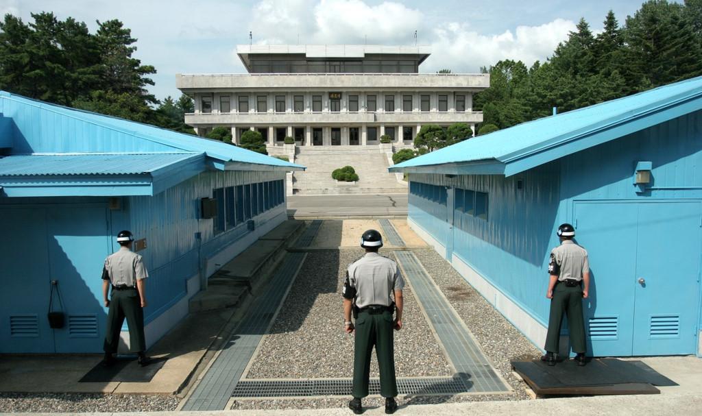 6. Thăm khu phi quân sự DMZ: Bạn chưa thể tính là đã đến Hàn Quốc nếu không ghé qua khu vực biên giới DMZ phân chia Hàn Quốc và Triều Tiên. Đường biên giới được canh phòng chặt chẽ thường xuyên là tâm điểm chú ý của thế giới. Một chuyến đặt chân tới khu vực an ninh căng thẳng này chắc chắn là trải nghiệm khó quên trong đời. Bạn nên chọn loại tour cho phép tham quan Phòng Xanh nổi tiếng, thuộc Khu vực An ninh chung (JSA). Phòng Xanh là nơi diễn ra các hoạt động gặp gỡ ngoại giao, đàm phán, nơi có sự xuất hiện của cả lính Hàn Quốc lẫn Triều Tiên. Đặt chân vào Phòng Xanh, bạn có thể coi là đang cùng lúc đứng ở Hàn Quốc và Triều Tiên. Mỗi năm, khu JSA đón khoảng 100.000 du khách. Ảnh: Globaljuggler.