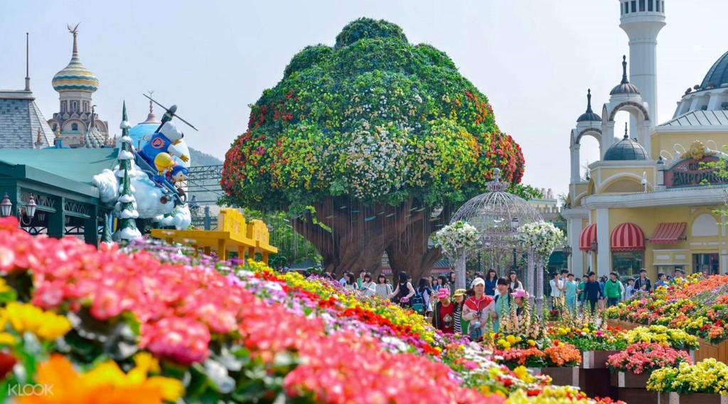 7. Lotte World và Everland: Hai công viên giải trí khổng lồ là địa điểm vui chơi đáng để ghé thăm ở Seoul. Dù chọn Lotte World - công viên giải trí trong nhà lớn nhất thế giới - hay Everland nơi tập trung các hoạt động ngoài trời cảm giác mạnh, bạn đều sẽ tìm thấy trò vui cho cả trẻ con lẫn người lớn. Lotte World là khu phức hợp có công viên, trung tâm mua sắm, khách sạn sang trọng, bảo tàng, địa điểm giải trí... Trong khi đó, Everland mang màu sắc Disney, cách Seoul khoảng 30 - 60 phút đi xe. Người đam mê cảm giác mạnh nên thử sức với T-Express - tàu lượn siêu tốc cao thứ 4 thế giới, và xếp top 10 về tốc độ. Ảnh: Klook.