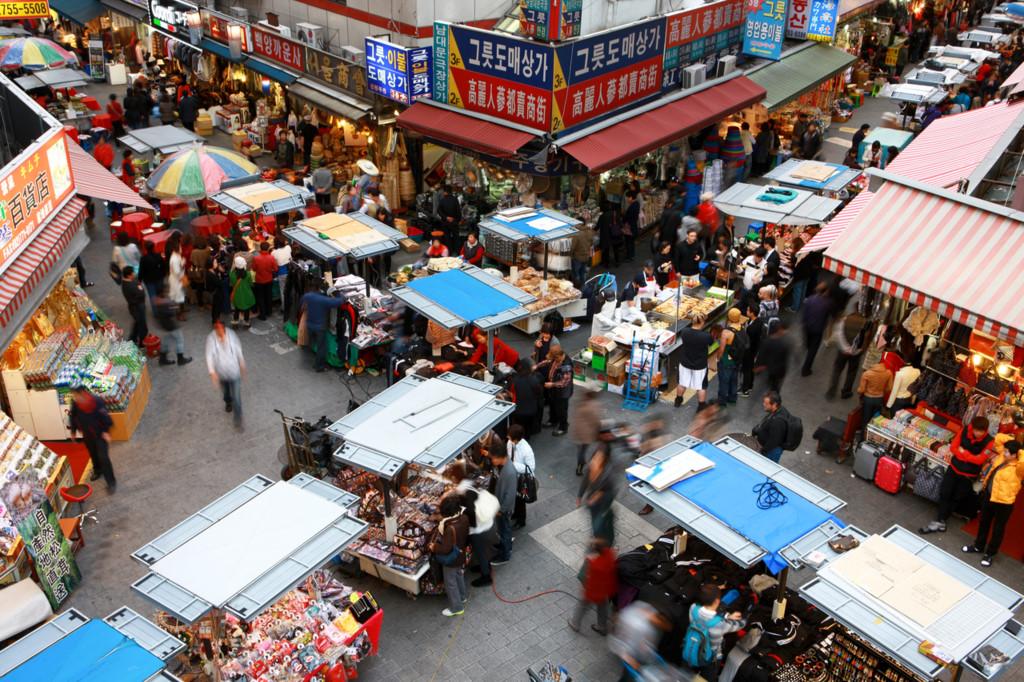 2. Lượn chợ Namdaemun và chợ Dongdaemun: Thay vì hòa vào dòng người đổ xô shopping ở các trung tâm mua sắm hiện đại, bạn chắc chắn sẽ muốn có trải nghiệm đáng nhớ hơn ở những khu chợ truyền thống nổi tiếng Seoul như chợ Namdaemun và Dongdaemun. Cả hai đều là nơi tập trung mặt hàng phong phú, từ đồ lưu niệm, đồ quần áo trang sức, trung tâm mua sắm và ẩm thực đường phố. Trước đây, Namdaemun là chợ ngày, còn Dongdaemun là chợ đêm. Nhưng thời gian gần đây, hai khu chợ đều có lịch mở cửa linh hoạt hơn. Ảnh: Tkmarket.