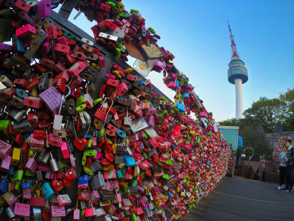 5. Tháp Seoul: Hay còn gọi là tháp Namsan, đây là một trong những nơi tuyệt nhất Seoul để ngắm toàn cảnh thành phố. Tháp Seoul hấp dẫn du khách đến để tham quan, vui chơi với nhà hàng, cửa hiệu, bảo tàng. Một điểm nổi bật khác dưới chân tháp là khu vực Khóa Tình yêu, nơi treo hàng nghìn chiếc khóa biểu trưng cho tình yêu đôi lứa. Dù bạn có muốn tự tay bấm một ổ khóa để lại nơi này hay không, bạn cũng nên ghé qua để chụp vài tấm ảnh kỷ niệm đặc sắc. Ảnh: Asiaawesometravel.