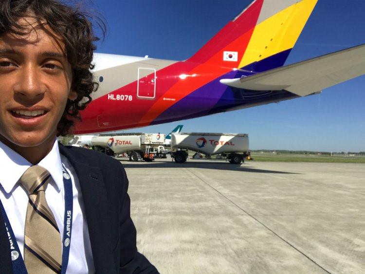 Alex Macheras (London, Anh) là chuyên gia hàng không 20 tuổi, có nhiệm vụ thử nghiệm các máy bay mới trước khi giao cho khách hàng. Công việc của anh gồm ngồi thử ghế trong cabin, thưởng thức đồ ăn, rượu champagne và chia sẻ ảnh trên Instagram, Twitter.