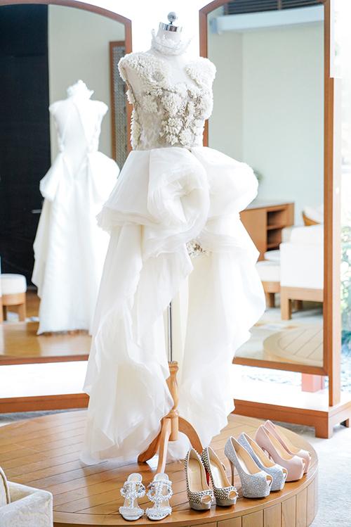 cô dâu Wei Wei lần lượt mặc hai bộ váy cưới tuyệt đẹp của hai nhà thiết kế nổi tiếng Krikor Jabotian và Francis Libiran.