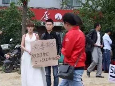 Người đàn ông rao bán vợ trên phố để kiếm tiền cứu con gái