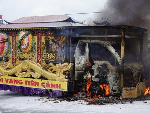 Tin hot trong ngày: Xe tang bốc cháy dữ dội trên quốc lộ 1A, nhiều người hoảng loạn